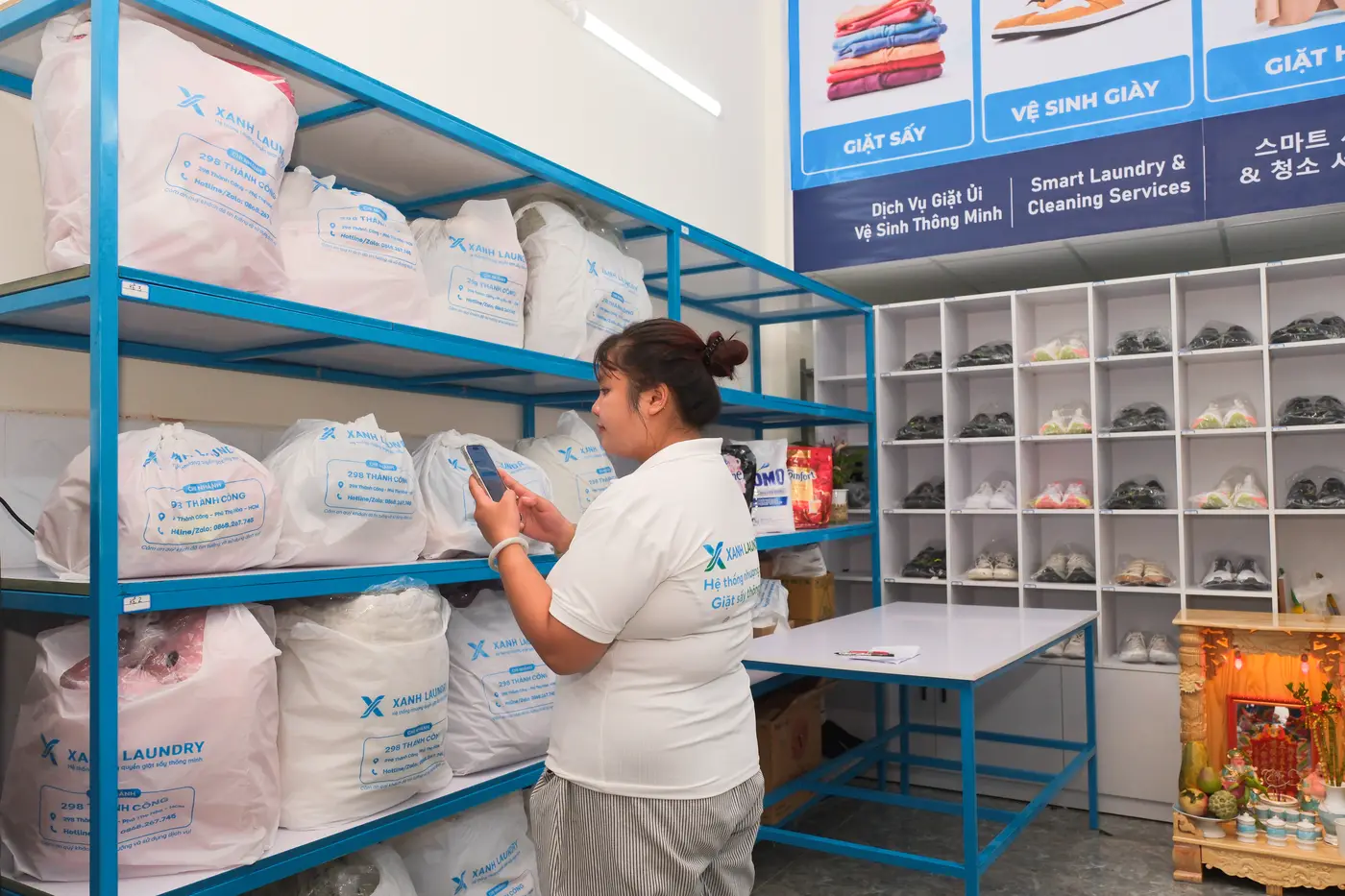 Nhân viên kiểm tra đồ trên kệ bằng TinyClean