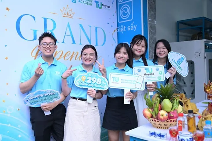 Đội ngũ tại lễ khai trương