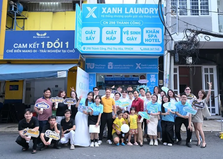 Đội ngũ TinyClean và Xanh Laundry trước cửa hàng